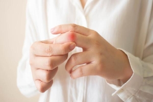 Thường xuyên bị tê mỏi tay, hãy cảnh giác vì nó có thể là dấu hiệu của 5 căn bệnh nguy hiểm này