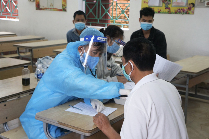 Khám sàng lọc cho người dân trước khi tiêm chủng tại tỉnh Phú Thọ - Ảnh: Hiền Nguyễn.