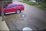 Hai thanh niên bị tông bay lên nóc ô tô, camera tiết lộ thái độ của gã tài xế