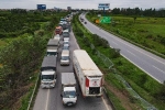 Hiện trường vụ tai nạn khiến tuyến Hà Nội - Bắc Giang ùn tắc 8 km
