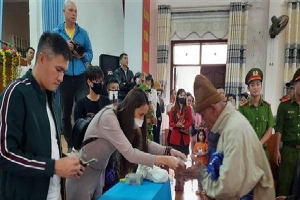 Ca sĩ Thủy Tiên trao quà từ thiện ở Quảng Trị như thế nào?