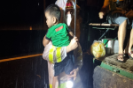 CSGT Quảng Nam 'giải cứu' hàng chục người kẹt giữa dòng nước lũ