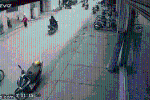 Video: Bất ngờ chạy sang đường, bé trai bị xe đạp điện tông trúng văng ra xa