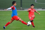 Văn Xuân sút xa ghi bàn trong trận đấu tập của U23 Việt Nam