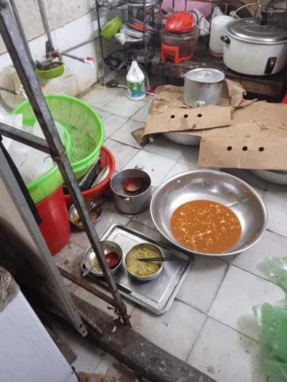 Nhân viên bị quỵt lương tung loạt ảnh chụp bếp chế biến 'chân thực đến từng cm' của quán cơm niêu Hà Nội khiến dân tình kinh hãi