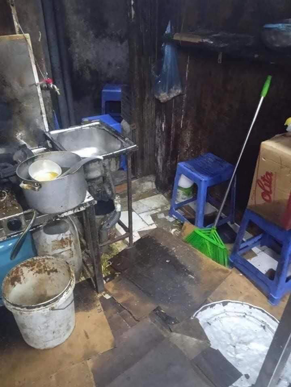 Nhân viên bị quỵt lương tung loạt ảnh chụp bếp chế biến 'chân thực đến từng cm' của quán cơm niêu Hà Nội khiến dân tình kinh hãi - 1