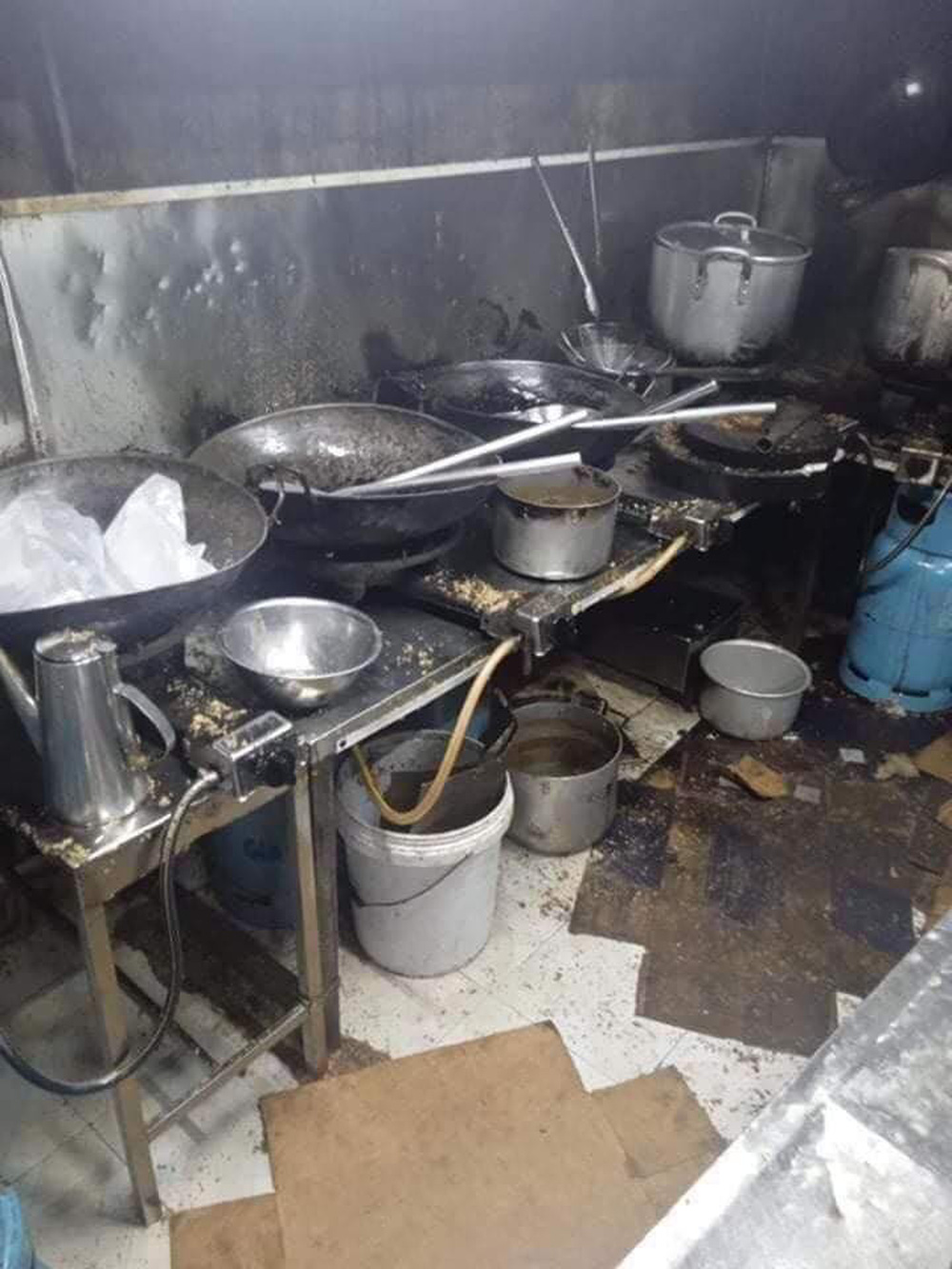 Nhân viên bị quỵt lương tung loạt ảnh chụp bếp chế biến 'chân thực đến từng cm' của quán cơm niêu Hà Nội khiến dân tình kinh hãi - 4
