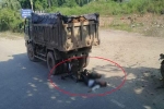 Hiện trường 2 nam sinh 'không mũ', lái xe máy tông vào đuôi xe tải, nằm bất động trên đường ở Thái Nguyên