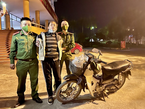 Công an tỉnh Bắc Giang đã quyết định tạm giữ Trần Văn Hiếu (47 tuổi, trú xã Tân Thanh, huyện Lạng Giang) để phục vụ công tác điều tra hành vi giết người.