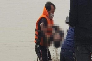 Hiện trường tìm thấy thi thể bé trai 8 tuổi dưới sông sau 2 ngày mất tích khi chơi bóng cùng bạn ở Nghệ An