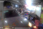 Video: Đạp nhầm chân ga, ôtô lao thẳng vào quán ăn bên đường, san bằng mọi thứ