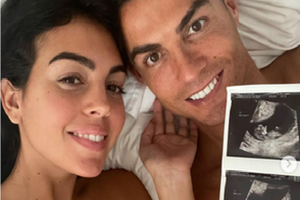 HOT: Ronaldo thông báo bạn gái Georgina đang mang song thai, MXH lập tức nổ tung
