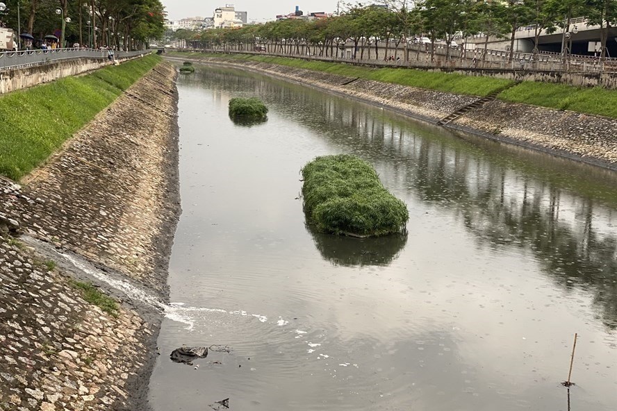 Nước thải ra sông Tô Lịch là nguyên nhân chính khiến dòng sông này trở nên hôi thối, đen đục. Ảnh: Phạm Đông.