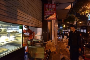 Hà Nội: Hàng quán mở quá 21 giờ, công an đi nhắc mới đóng cửa
