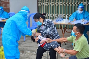 Hà Nội: Cận cảnh lấy mẫu xét nghiệm hơn 13.000 người tại ổ dịch 96 F0 ở Mê Linh