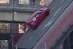 Clip: Ôtô rơi xuống từ cầu nâng, cả gia đình thoát chết khó tin