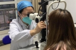 Cô gái 25 tuổi bị nhiễm trùng mắt, bác sĩ gắp ra hơn 20 con bọ quanh lông mi do một sai lầm khi nuôi chó