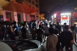 Hà Nội: Hàng nghìn người hốt hoảng chạy thang bộ thoát thân vì cháy chung cư lúc nửa đêm