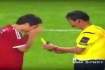 Hài hước: Cầu thủ nhắm mắt, tự chọn thẻ phạt trên sân