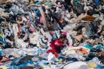 Bãi rác chứa hàng chục nghìn tấn quần áo cũ bị vứt bỏ