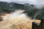 Khánh Hòa mưa như trút, đường sạt lở, 15 hồ chứa nước xả điều tiết