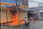 NÓNG: Nam thanh niên châm lửa đốt cửa hàng Điện Máy Xanh