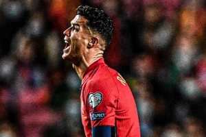 Ronaldo khóc sau trận thua Serbia