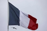 Ông Macron đổi màu quốc kỳ Pháp hơn một năm nhưng không ai nhận ra