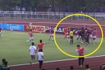 Cầu thủ Thái Lan đánh nhau túi bụi trên sân, trọng tài phải rút ra 'mưa' thẻ đỏ