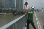 Thanh niên mặc áo Grab lao tới 'tóm' gọn, kéo người đàn ông đứng bấp bênh trên thành cầu
