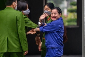 Vợ Đường 'Nhuệ' cười tươi khi bị dẫn giải đến tòa