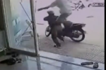 Clip: Chủ nhà tung cú đá song phi đạp tên trộm xe máy ngã sấp mặt