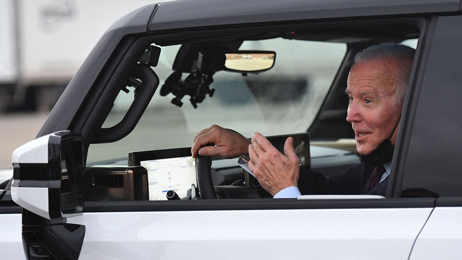Tổng thống Mỹ Joe Biden nổi tiếng là người yêu thích ô tô. Ảnh: Reuters.