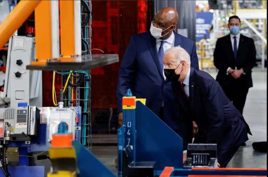 Ông Biden tham quan nhà máy Factory One của General Motors. Ảnh: Reuters.