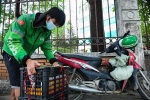 Xe ôm công nghệ ở Hà Nội tự vẫy khách, chuyển sang giao đồ ăn