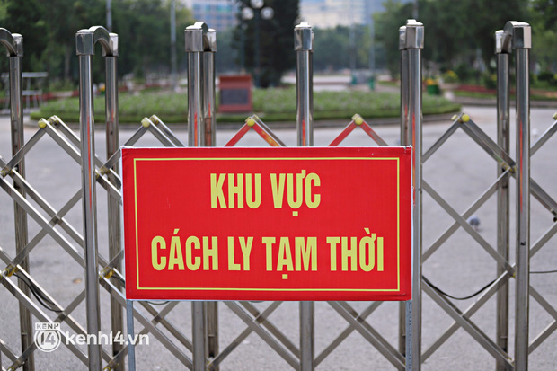 Phía ngoài cổng, phường Dịch Vọng dựng biển "khu vực cách ly tạm thời"