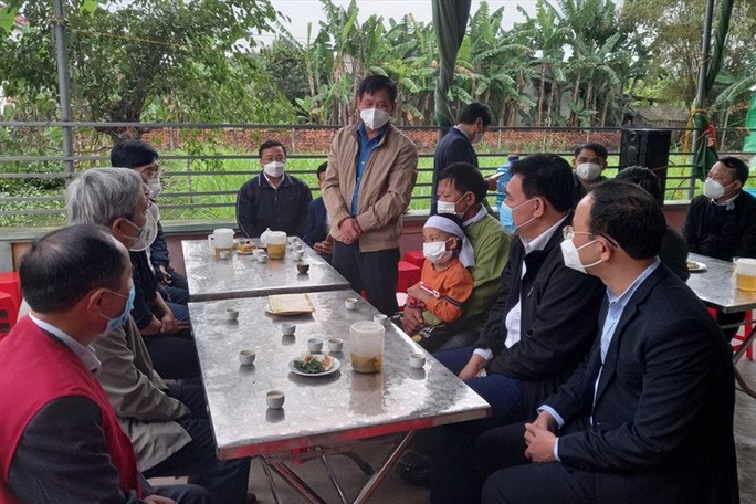 Lãnh đạo LĐLĐ tỉnh Thanh Hóa thăm hỏi, động viên gia đình có người tử vong.