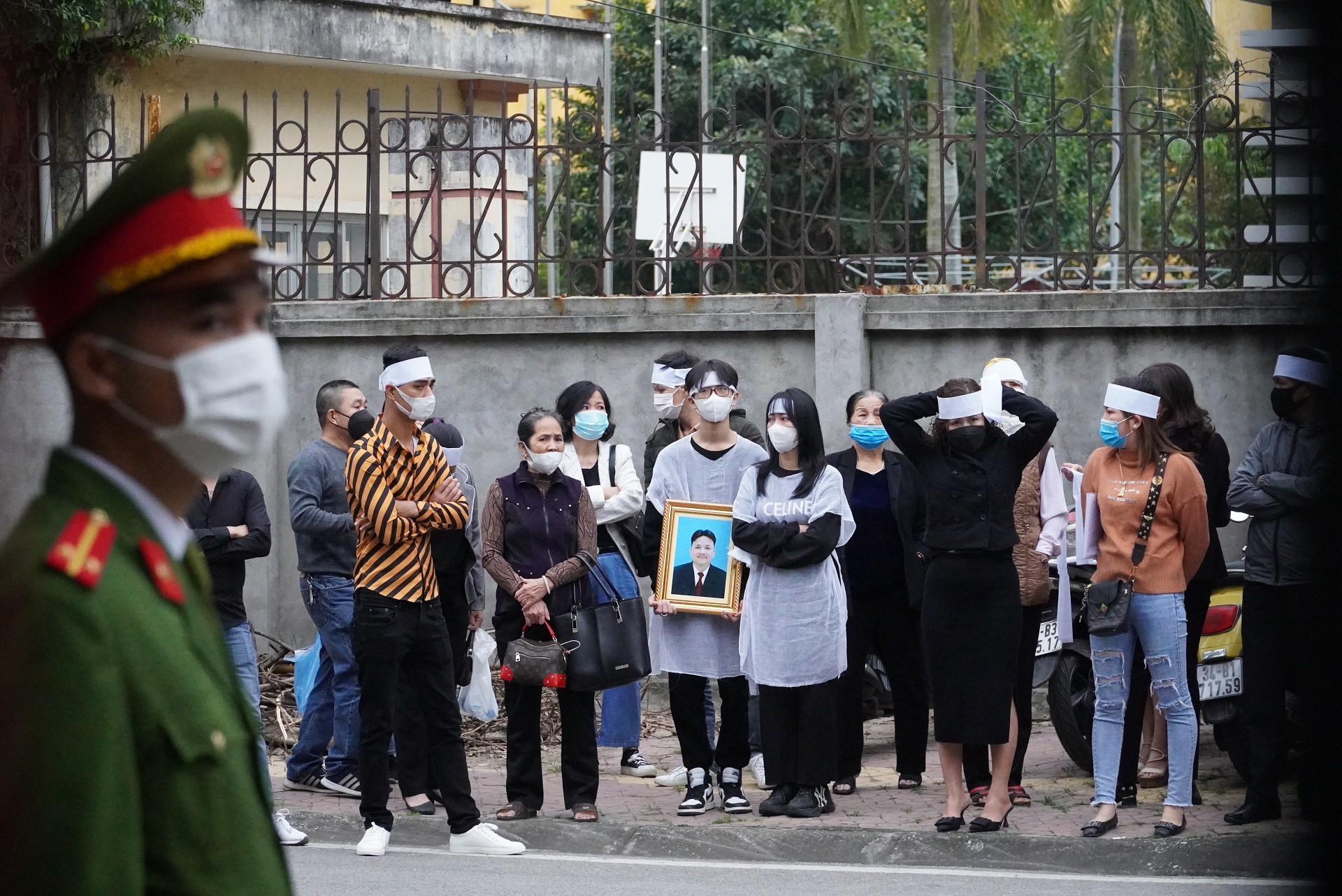 Người thân bị hại tập trung đông trước cổng tòa tại phiên xét xử ngày 18/11. Ảnh: Nguyễn Dương.