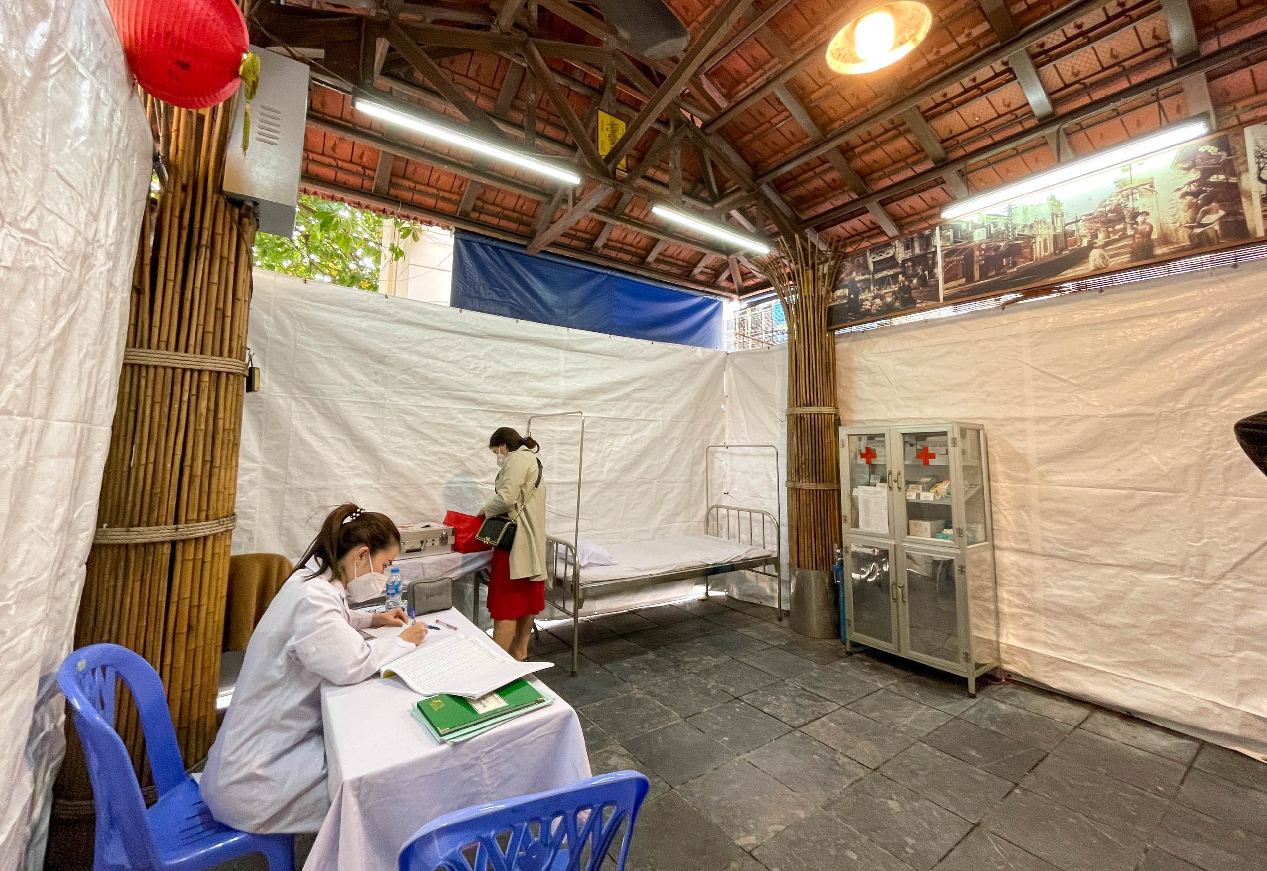 Một trạm y tế lưu động tại quận Hoàng Mai (Hà Nội) còn thiếu thốn. Ảnh: Hải Nam.