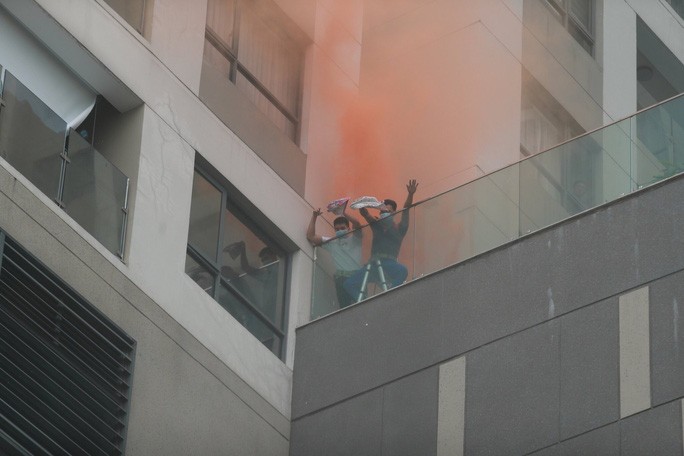 Cận cảnh giải cứu hàng trăm người mắc kẹt trong đám cháy ở chung cư cao tầng - Ảnh 5.