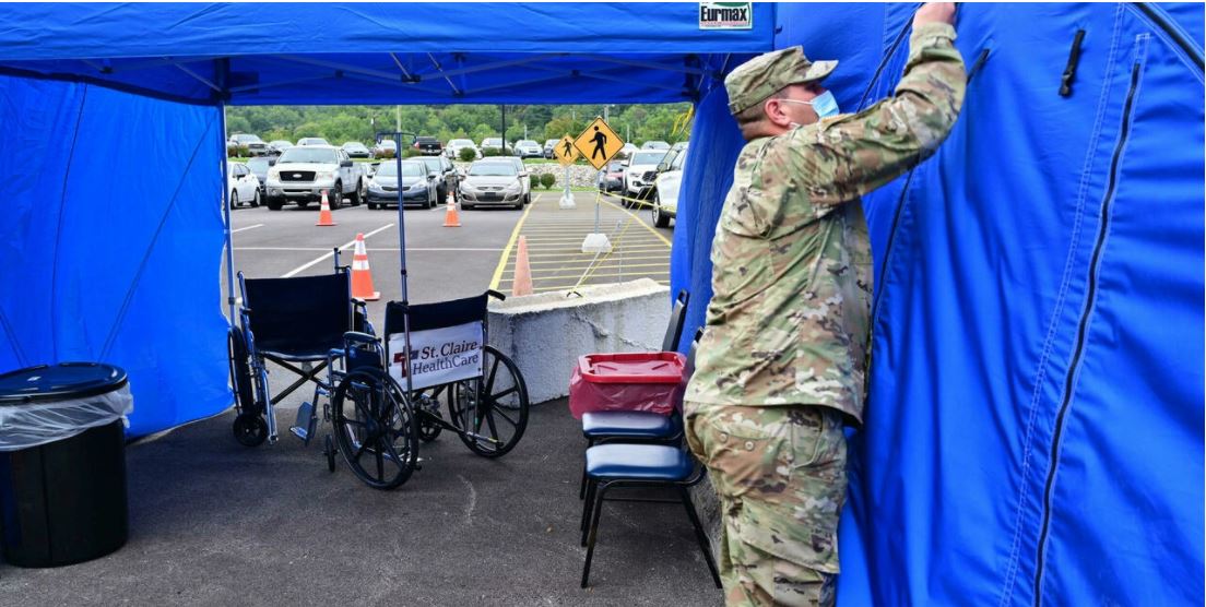 Một Vệ binh Quốc gia Mỹ đang dựng lều cho bệnh nhân COVID-19 ở bên ngoài một bệnh viện ở Kentucky hồi tháng 10. Ảnh: AFP