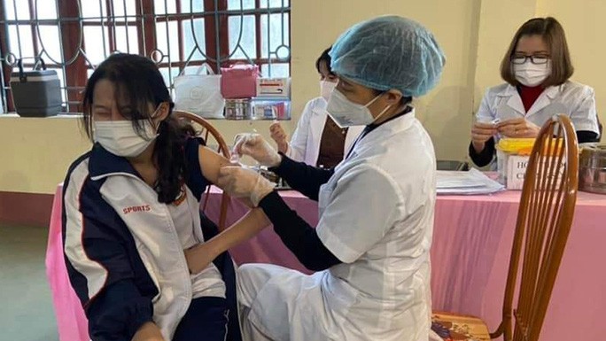 Tiêm vắc-xin phòng Covid-19 cho học sinh Trường THPT Lục Nam, Bắc Giang. Ảnh: Minh Thu.