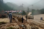 Quảng Nam: Mưa lớn sạt lở nhiều nơi, thót tim cảnh khiêng xe máy vượt lũ dữ