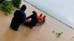 Gia Lai: Giải cứu 15 người bị mắc kẹt do nước lũ bao vây