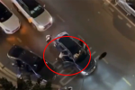 Clip: Nhóm thanh niên hung hăng giật cửa xe, đòi 'quyết chiến' với tài xế gây náo loạn đường phố Hà Nội