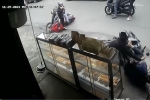 Khoảnh khắc 2 trinh sát lao xe máy, quật ngã 2 tên cướp như phim hành động trên đường phố Sài Gòn