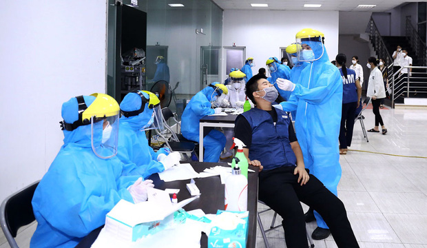 Cán bộ Trung tâm Kiểm soát Bệnh tật tỉnh lấy mẫu xét nghiệm SARS-CoV-2 tại Khu Công nghiệp. Ảnh: Báo Thái Nguyên.