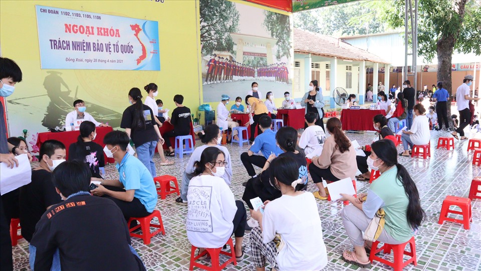 Học sinh Bình Phước đến điểm tiêm vaccine.