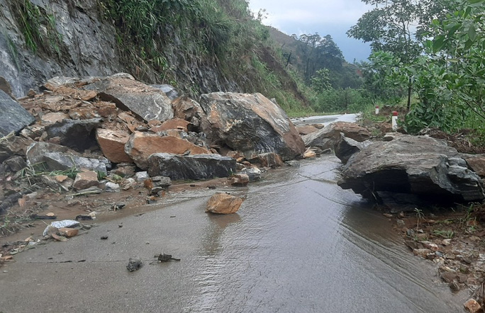 Nhiều tuyến đường tại Nam Trà My bị sạt lở nghiêm trọng, đất đá lăn xuống đường.