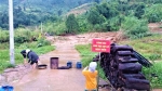 Kinh hoàng cả quả đồi lớn bất ngờ đổ sập xuống sát nhà dân ở Quảng Nam